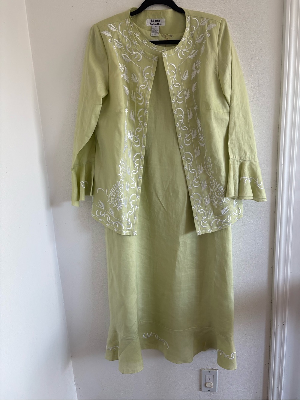 La Rea Collection Embroidered Linen Blend Top Size M